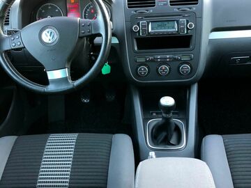 Auto: Volkswagen Golf V