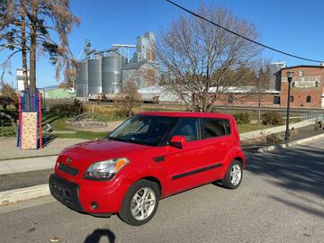 Cars: Kia Soul red manual 
