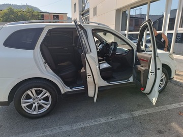 Cars: Hyundai Santa Fe white 