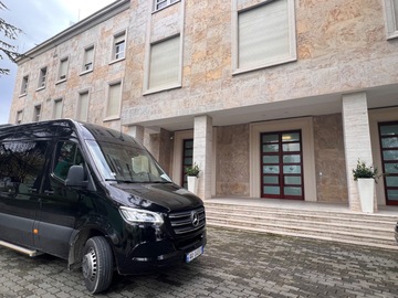 Makina: Bus Mercedes Sprinter with driver