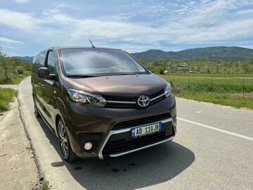 Cars: Toyota Proace 8+1