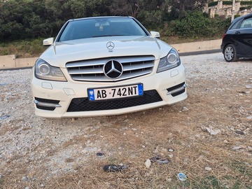 Cars: Benz Mercedes class 220