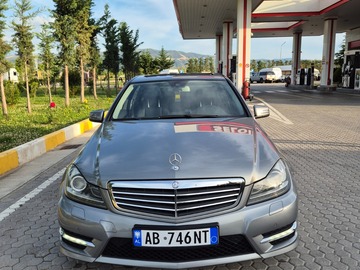 Cars: Benz Mercedes class 220