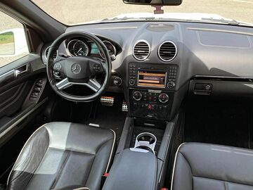 Auto: MERCEDES-BENZ ML 350