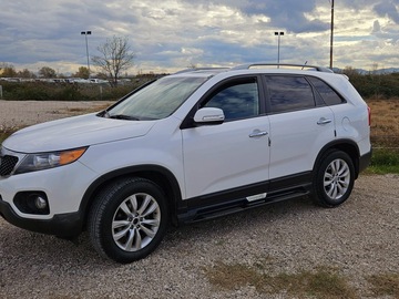 Cars: KIA SORENTO  (White)