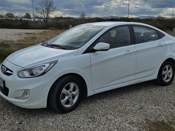 Cars: Hyundai accent 2012