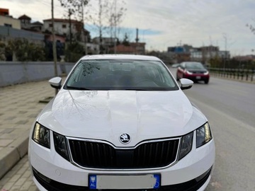 Makina:  2018 White Skoda Octavia Diesel