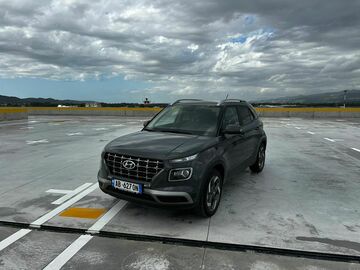 Makina: Hyundai Venue Grey