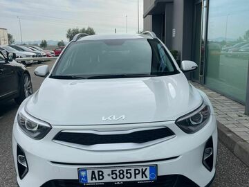 Cars: KIA STONIC WHITE 