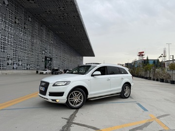 Cars: Audi Q7 White , 7 seats , Quattro 