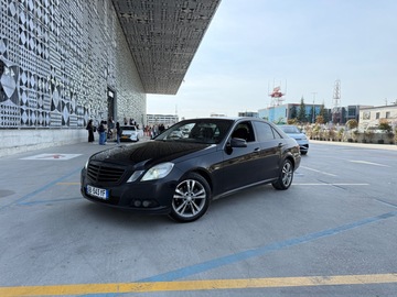 Auto: Mercedes E-class Black 