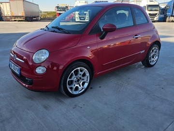 Auto: Fiat 500 Red