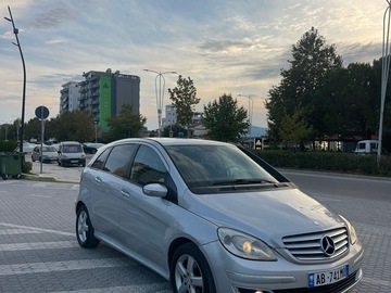 Cars: Mercedes Benz B200
